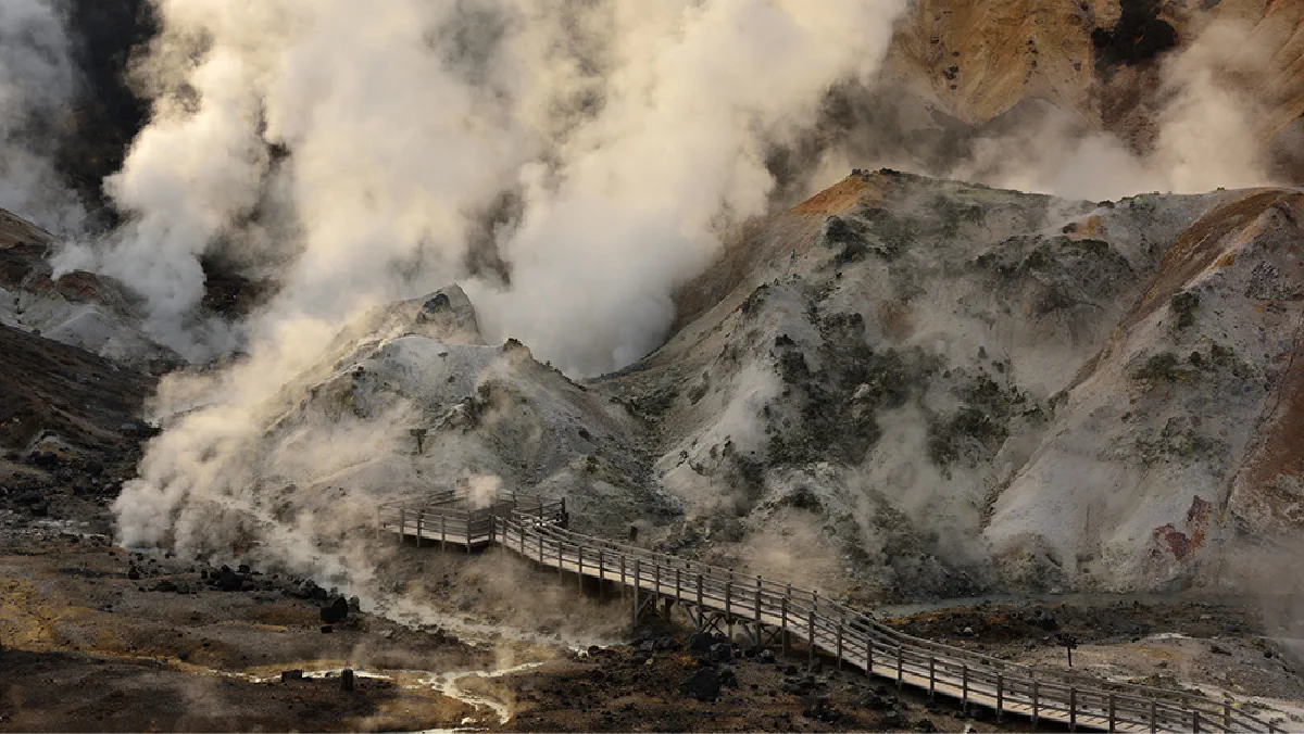 Jigokudani à Noboribetsu : le paysage volcanique donne à la nuit une valeur qui dépasse le simple bain thermal