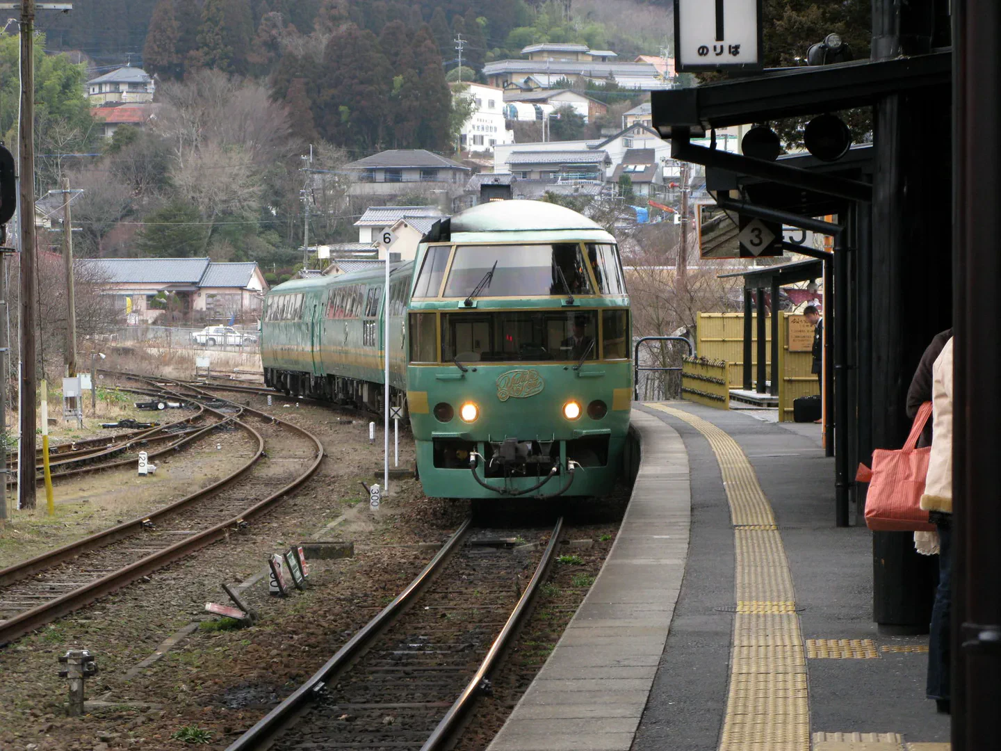 Vue extérieure du train touristique JR Kyushu KiHa 71 Yufuin no Mori I