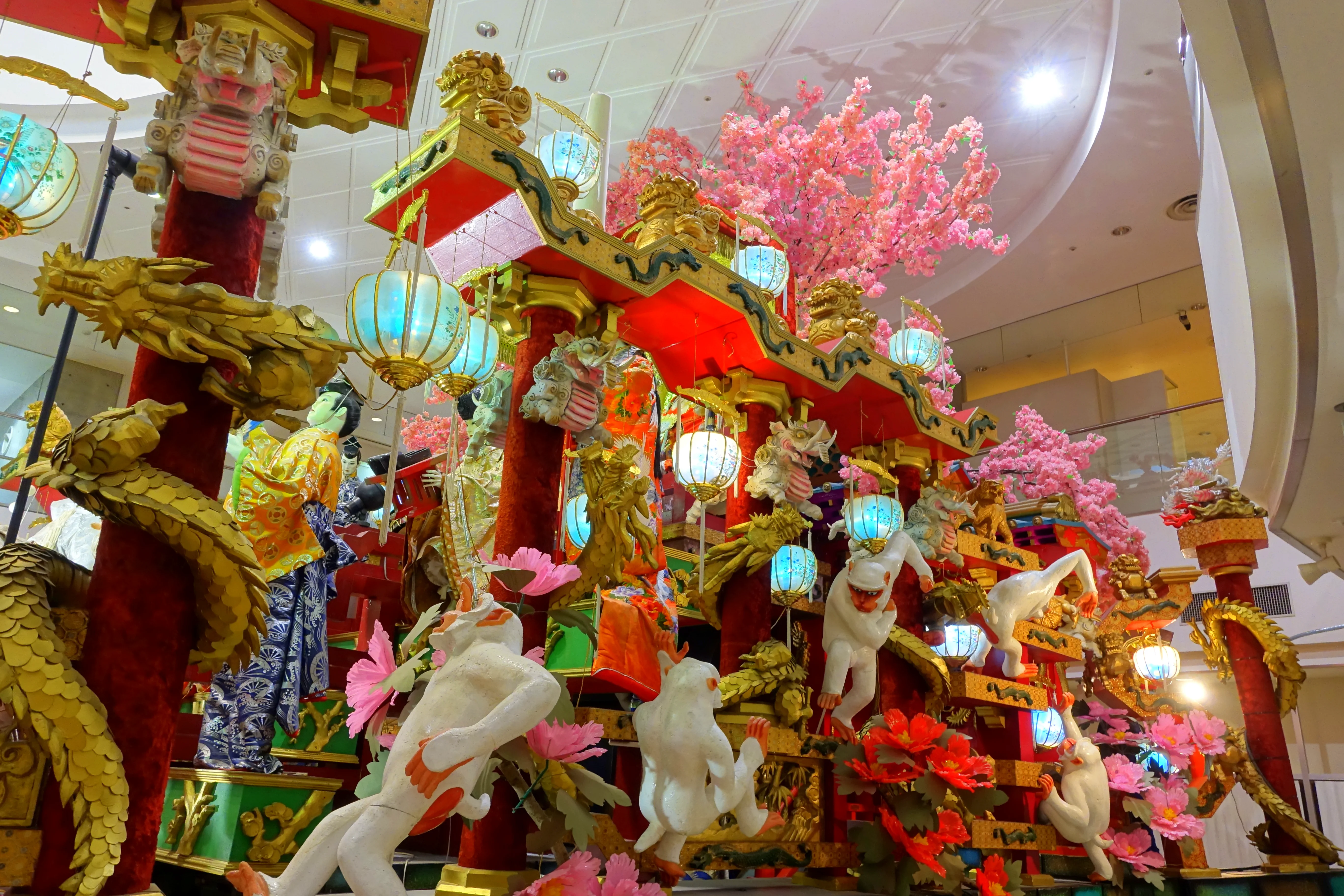 Détails des mécanismes de la forteresse et des personnages sur le char nocturne du festival de Hachinohe Sanno Taisha