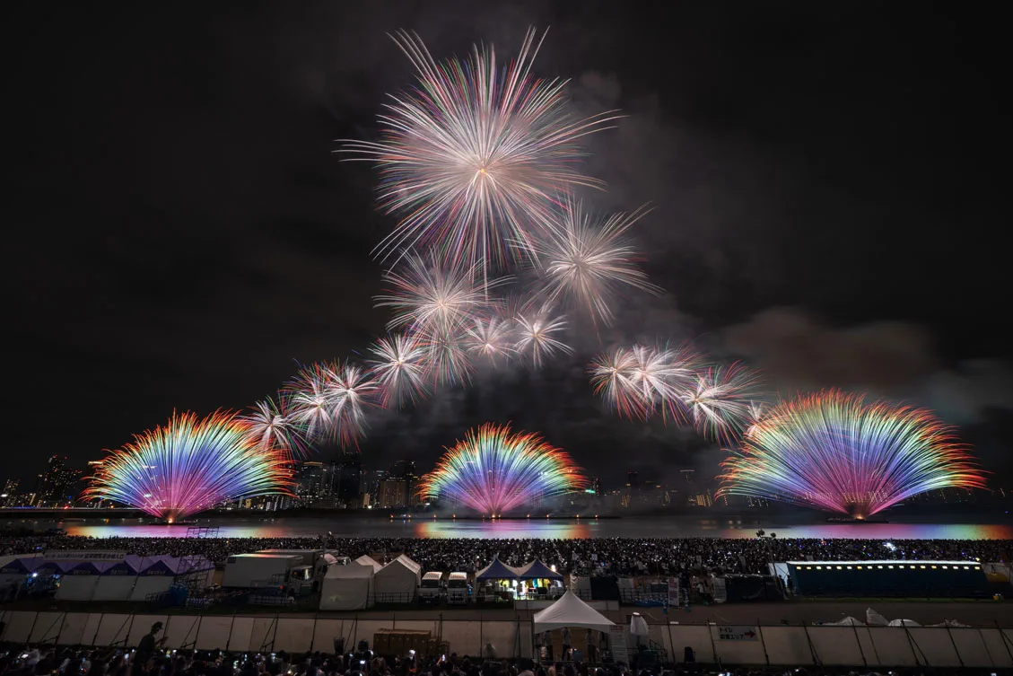 Naniwa Yodogawa Hanabi Taikai vu depuis la rive du côté de Jūsō