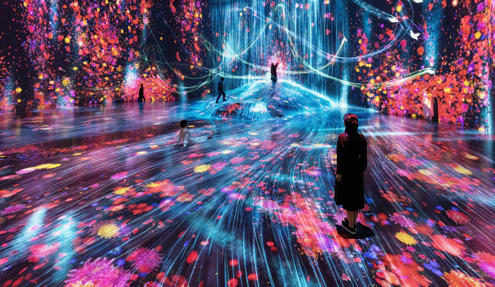teamLab Borderless Univers des Particules d'Eau : des œuvres immersives où l'eau et les fleurs coulent dans l'espace