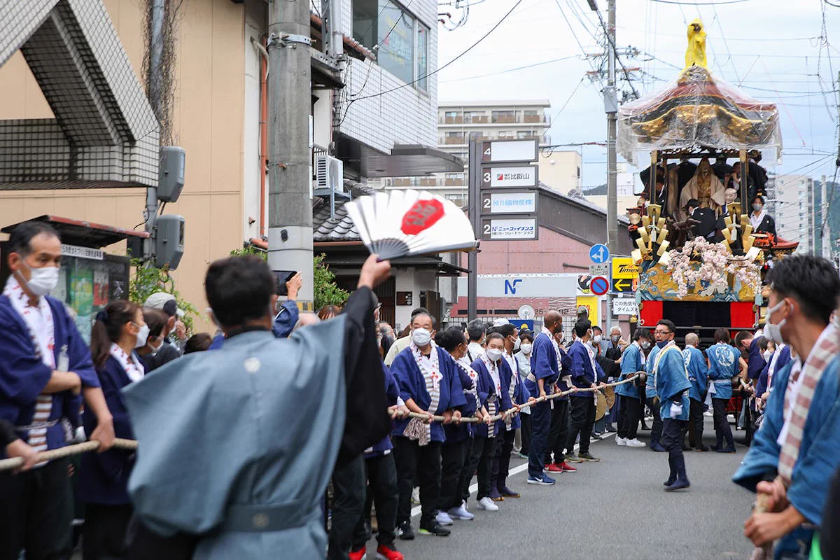 Hikiyama tiré dans les rues du centre d’Ōtsu pendant la procession principale