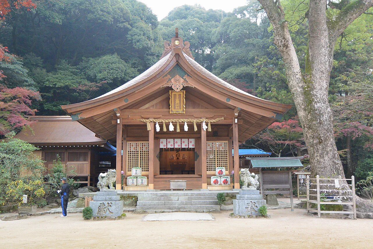 Le chemin d’automne et les érables du sanctuaire Kamen à Dazaifu, idéal pour une journée de visite à Fukuoka sans voiture pour admirer les feuillages d’automne.