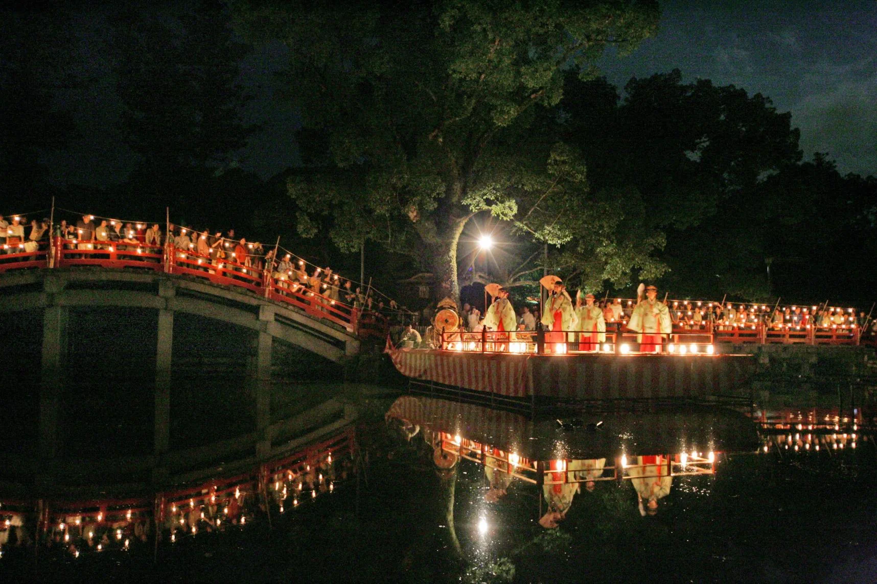 Les mille lanternes de Dazaifu, le lac du cœur avec le pont Taiko illuminé