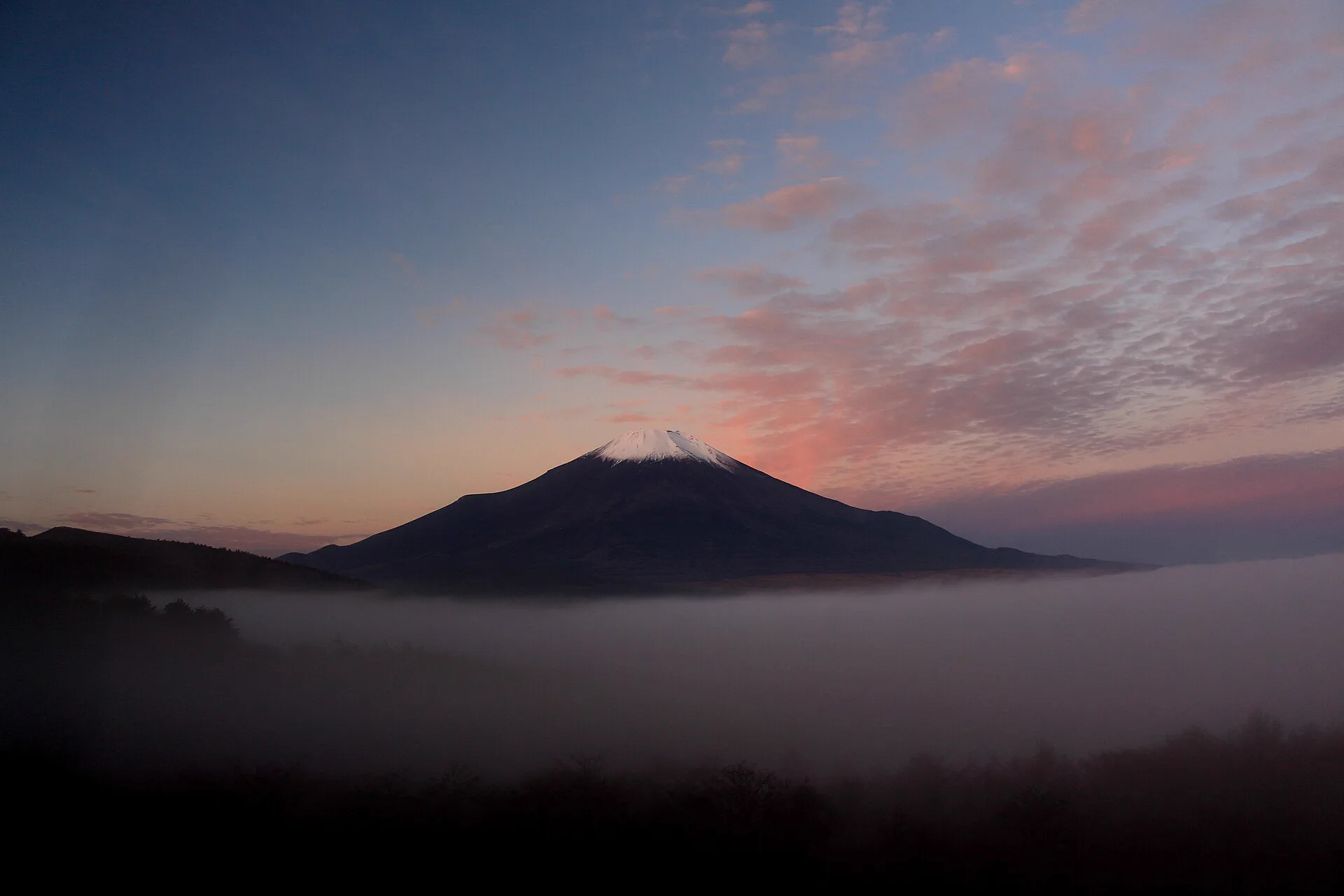 Brume à Yamanakako : une nuit autour du Fuji doit garder de la valeur même lorsque la montagne disparaît