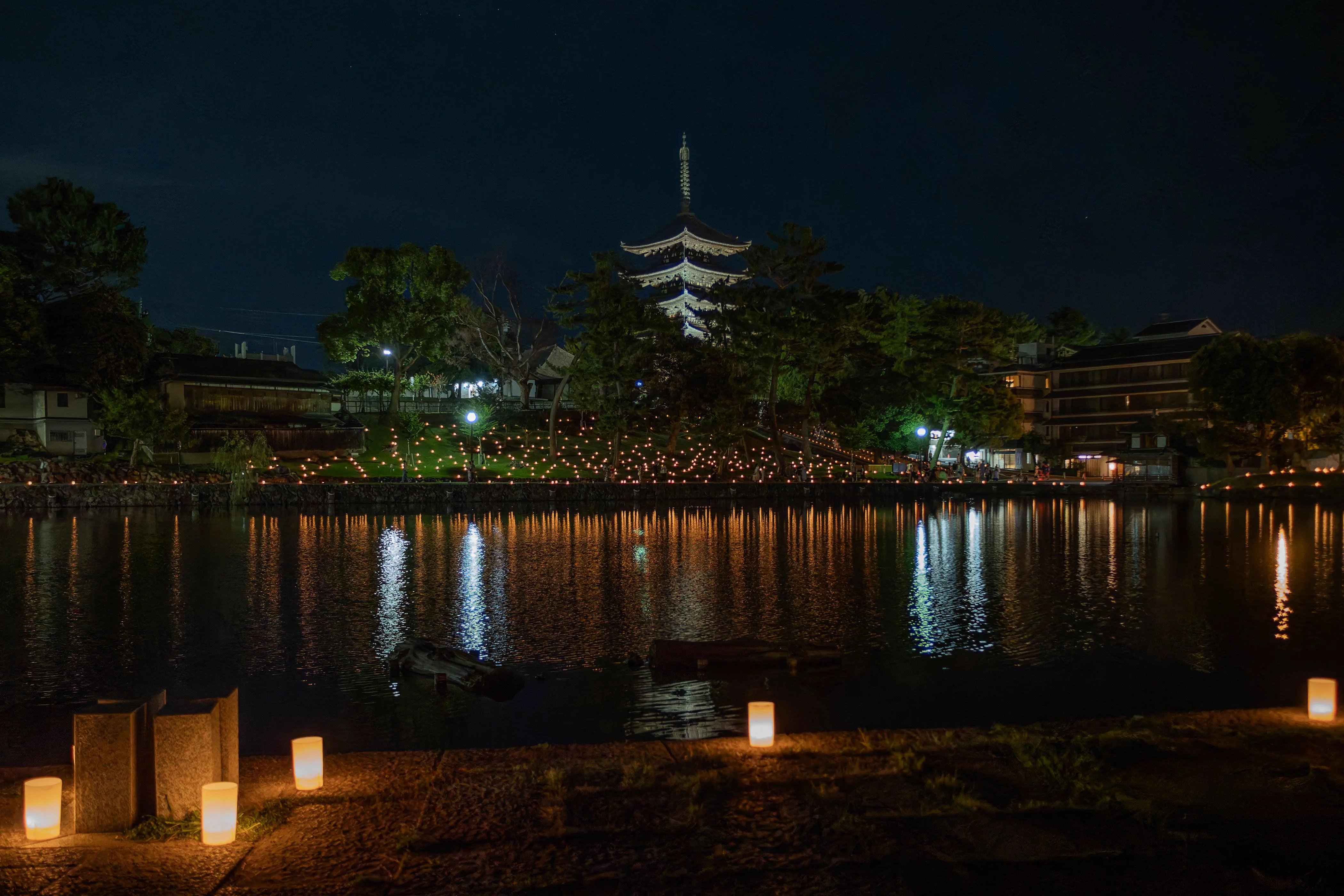 Pagode de Kōfuku-ji reflétée dans l’étang Sarusawa pendant la promenade nocturne de Nara.