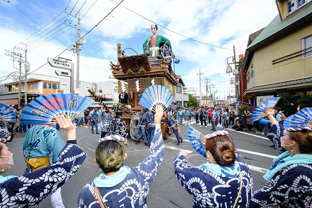 Les chars du festival d'automne de Sawara et les équipes de la fête défilent dans les rues de Sawara, offrant une proximité aux spectateurs.