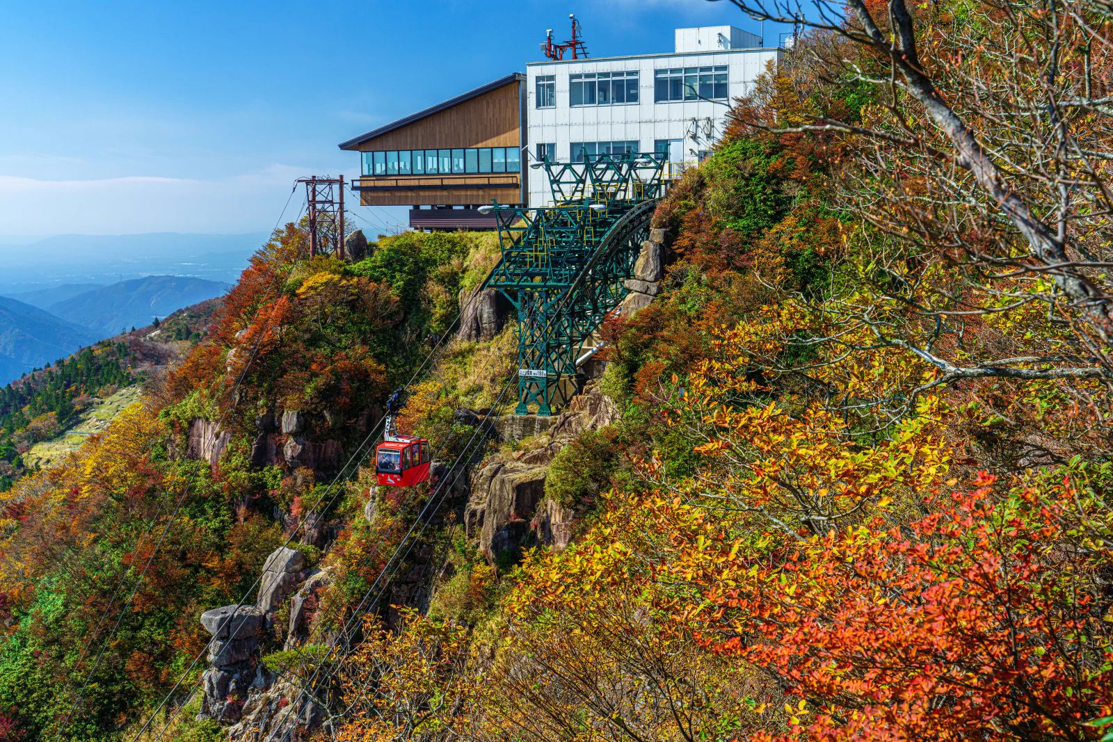 Couleurs d’automne sur les pentes traversées par le téléphérique de Gozaisho