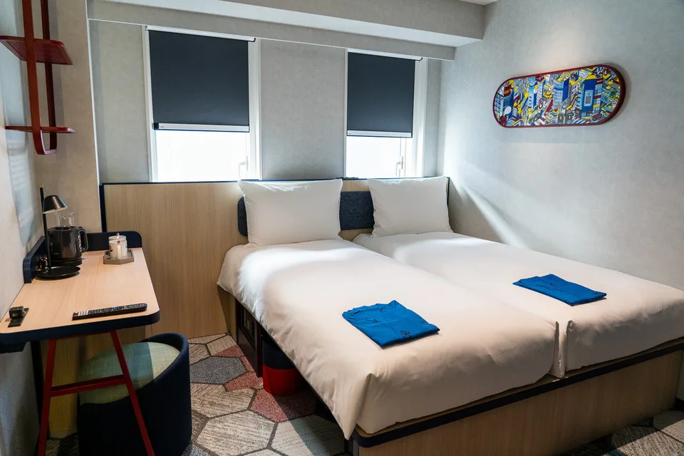 Chambre compacte du lyf Shibuya Tokyo : l’espace devient critique avec plusieurs gros bagages