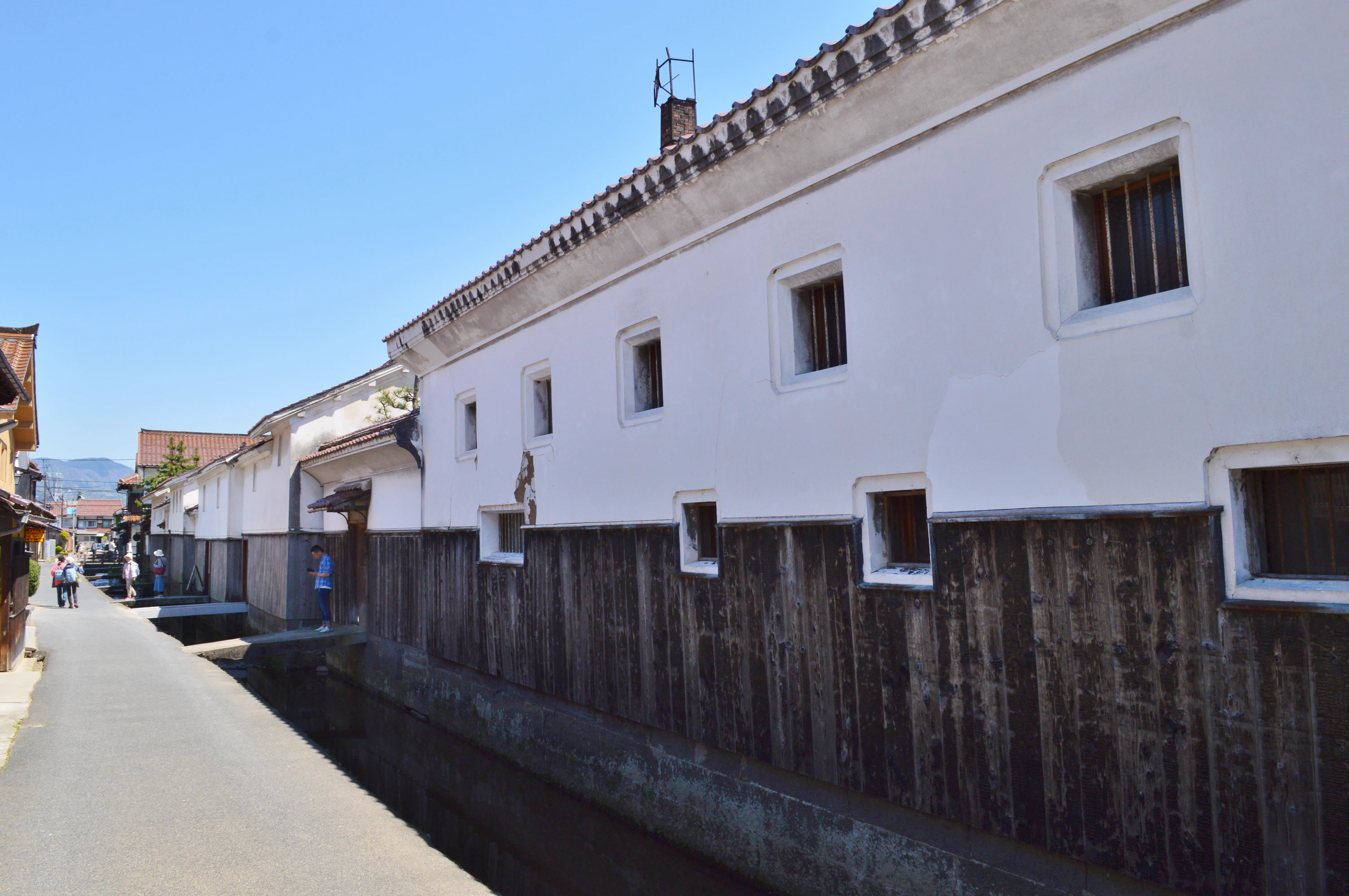 Entrepôts aux murs blancs de Kurayoshi le long du canal
