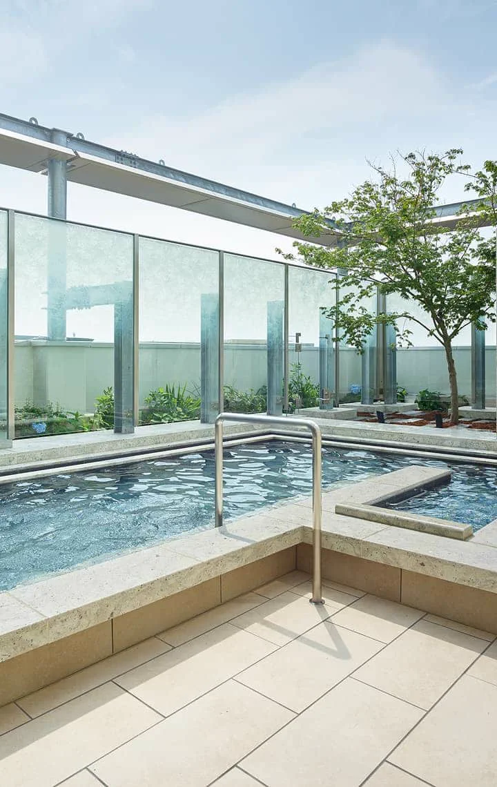 Grand bain au 13e étage du Mitsui Garden Fukuoka Gion