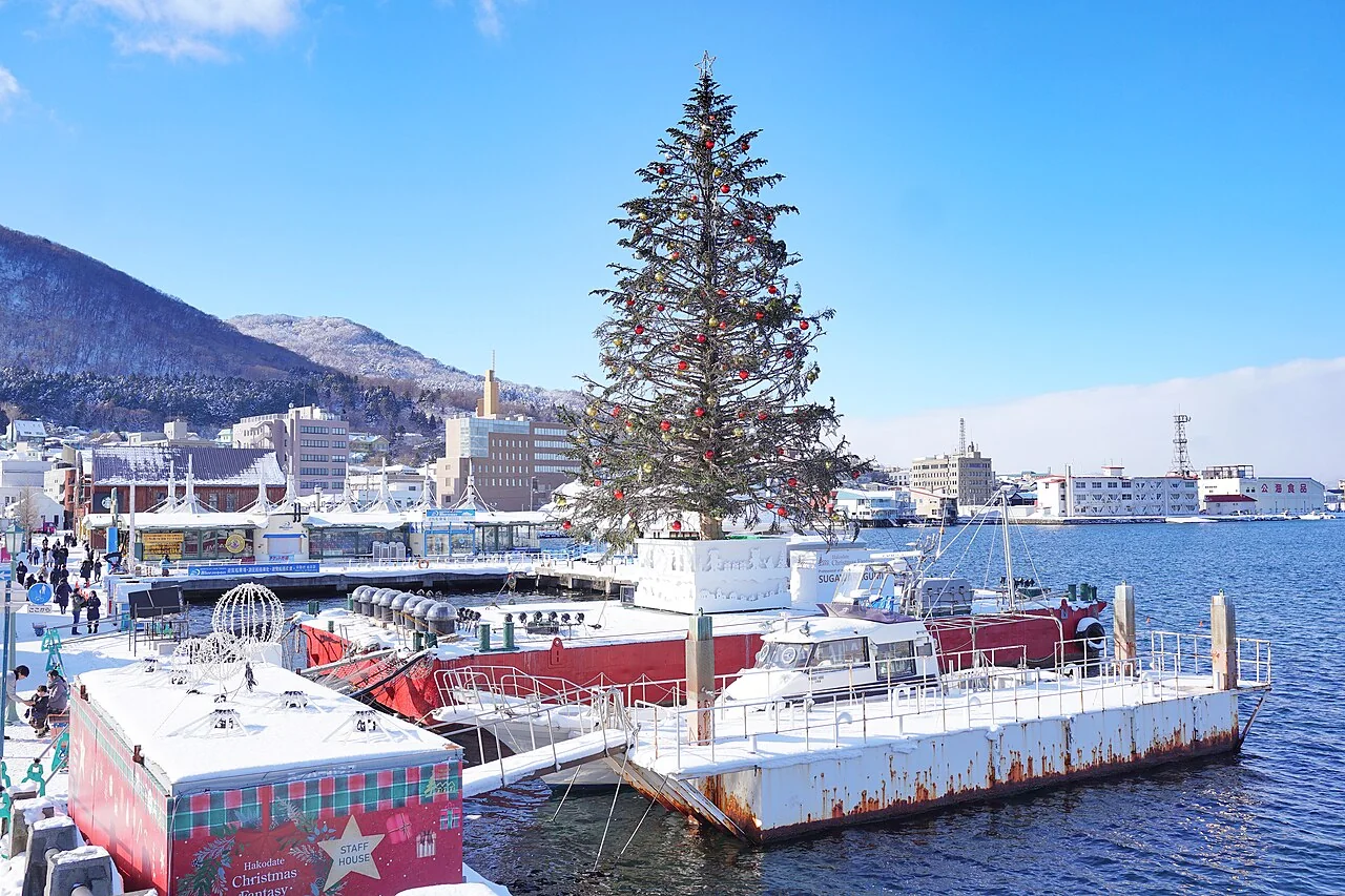 Sapin flottant de Hakodate Christmas Fantasy au port en décembre 2023, de jour