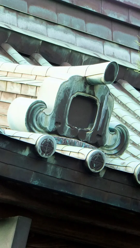 Détail du portail du temple Hasedera à Kamakura photographié en novembre 2019
