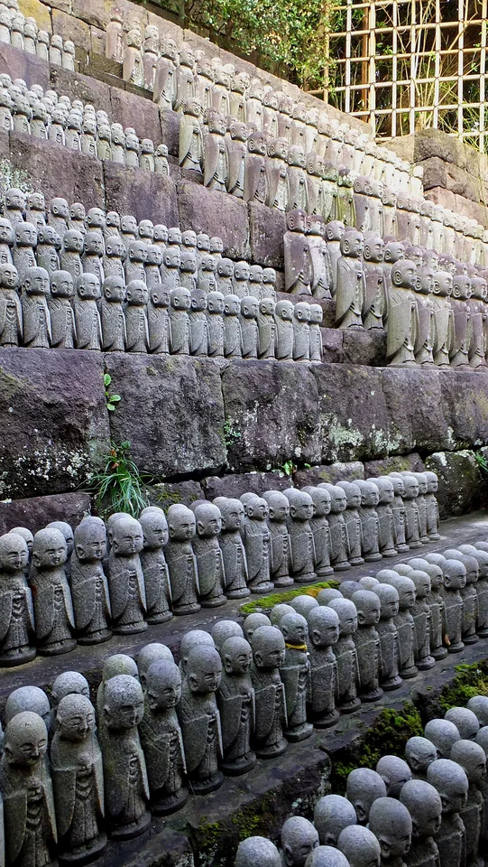 Statuettes Jizo dans le jardin de Hasedera photographiées en novembre 2019