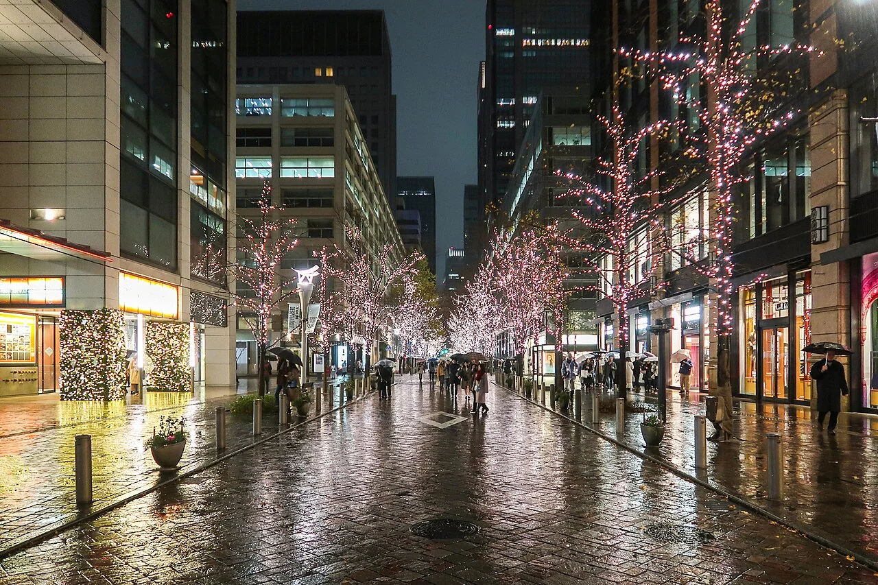 Rue Marunouchi Nakadori éclairée la nuit en 2019