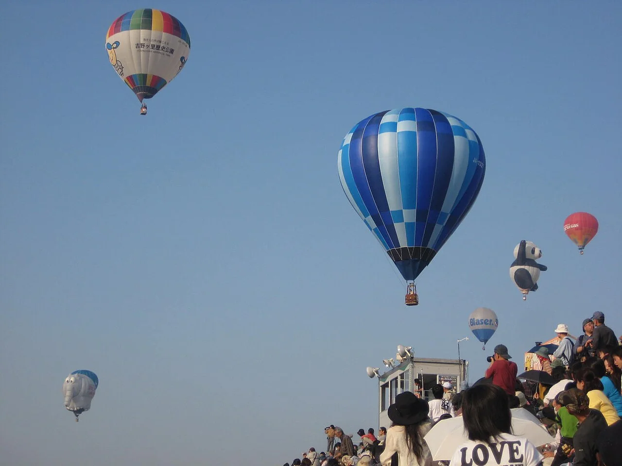 Montgolfières au-dessus de Saga lors du festival de 2009