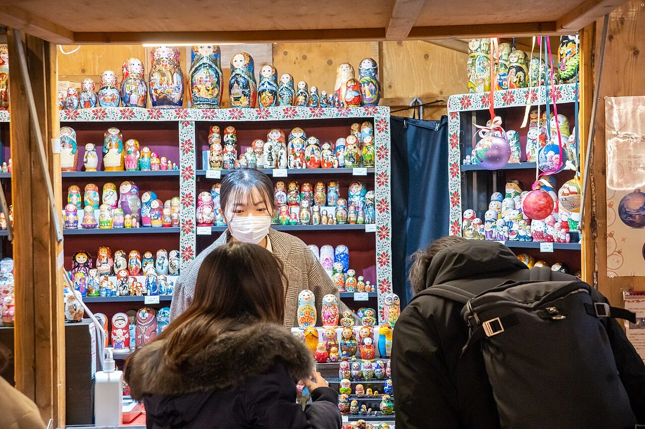 Étal de figurines au marché de Noël de Yokohama en 2022