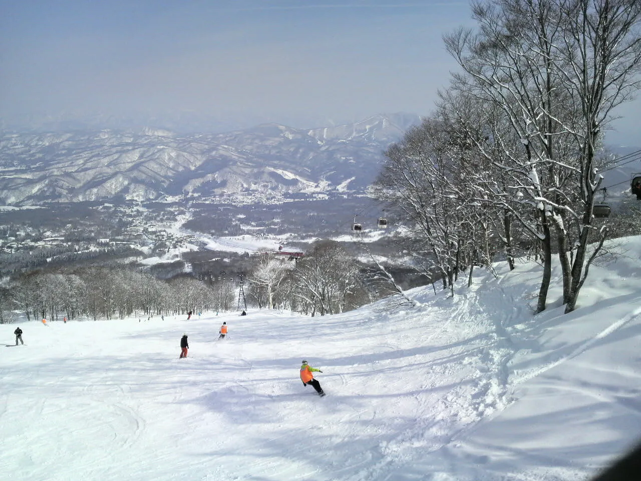 piste d’Akakura ; le petit toit rouge au centre est celui de l’hôtel Akakura Kanko
