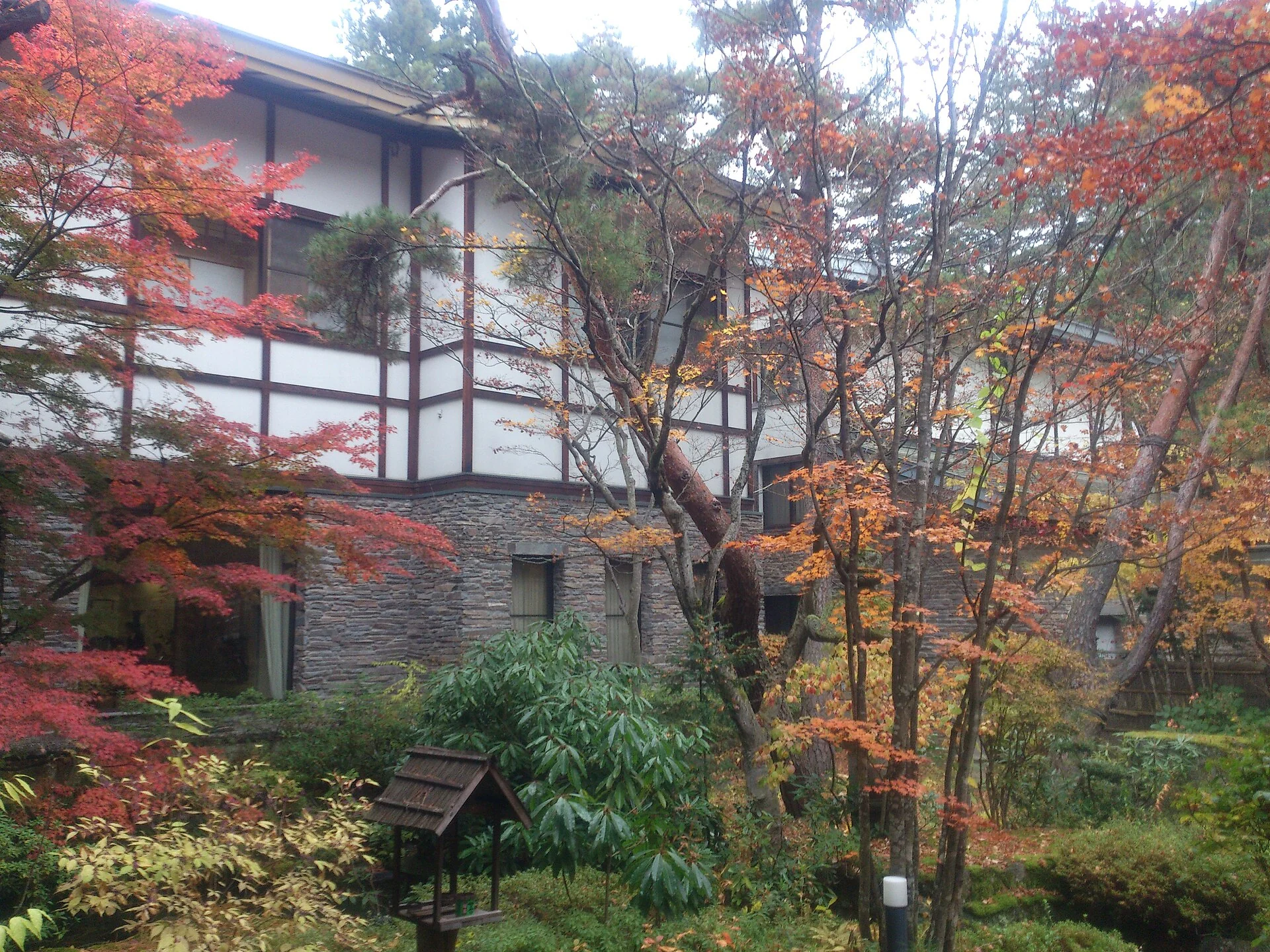 Jardin et entrée du Kanbayashi Hotel Senjukaku