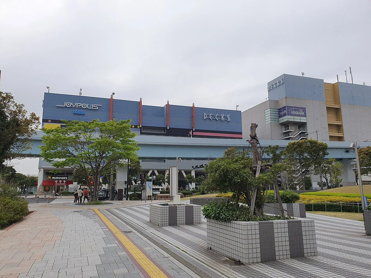 Bâtiment de Tokyo Joypolis dans le complexe Decks à Odaiba